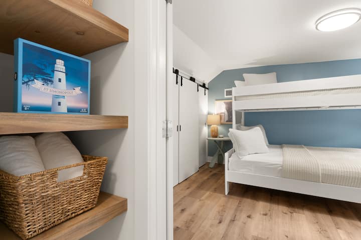 Nje ya ngazi zinazoelekea kwenye chumba cha ghorofa - inalala kwa starehe 3 na mapacha juu na malkia chini