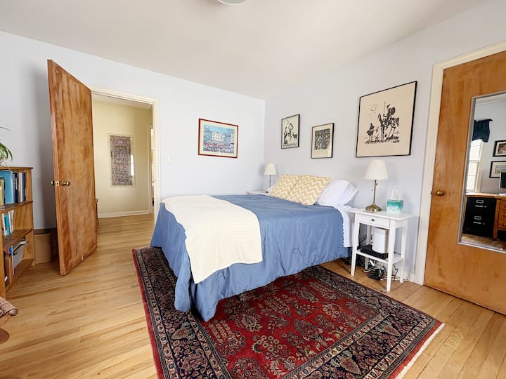 配有标准双人床的橡木卧室