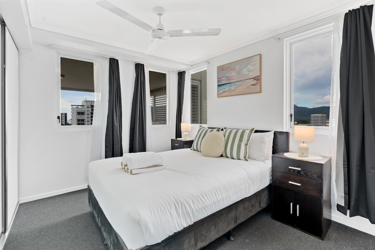 Descansa tranquilo en el dormitorio queen, diseñado con almacenamiento incorporado para mantener tu estancia desordenada.