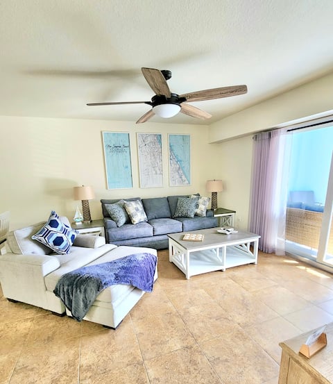 Top Airbnb: 1 min walk to the Beach | 30 sec walk to the Pool in New Smyrna Beach
