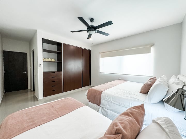 Idéal pour les enfants, les amis ou les voyageurs : lumineux, fonctionnel et bien organisé.

