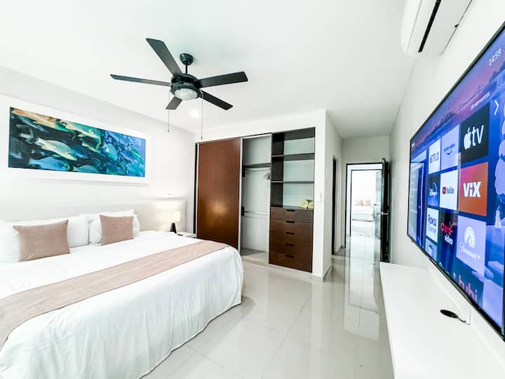 Spacieux et moderne — idéal pour des nuits reposantes avec de nombreux rangements.

