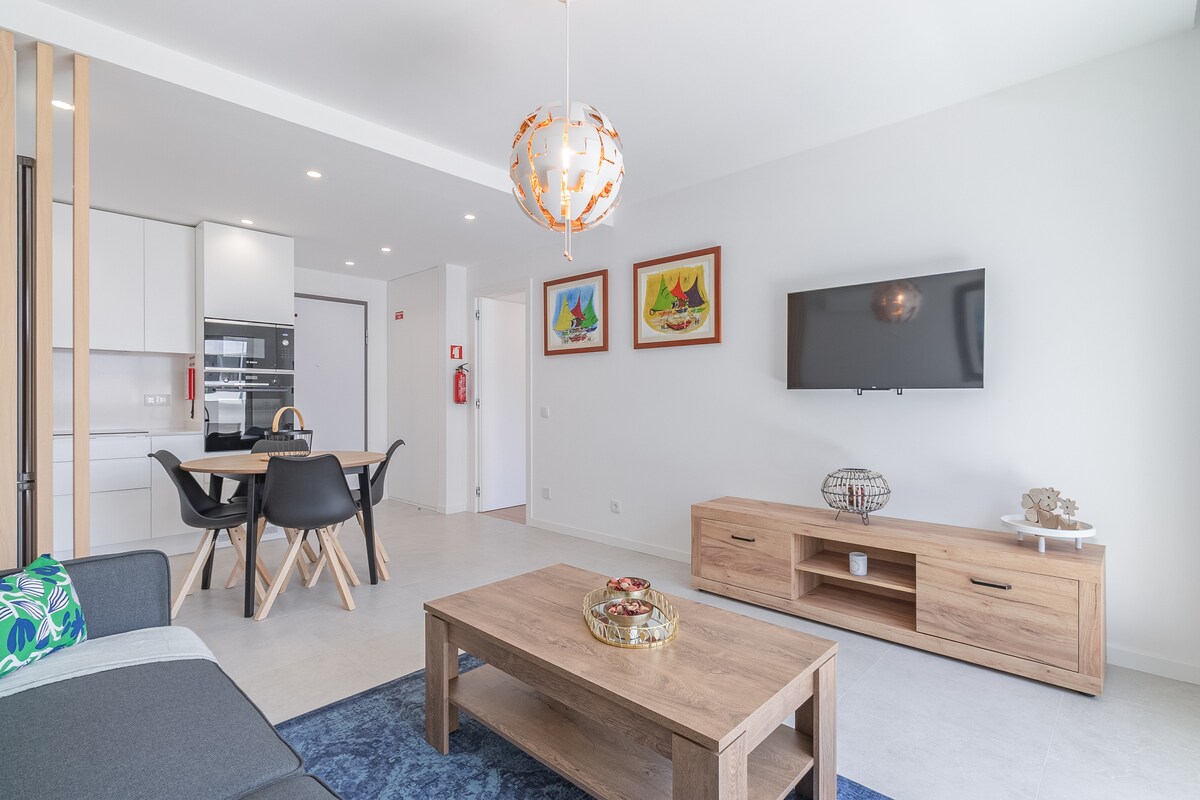 Top Airbnb: Chic and central brand new apartment by Tenório em Lagos