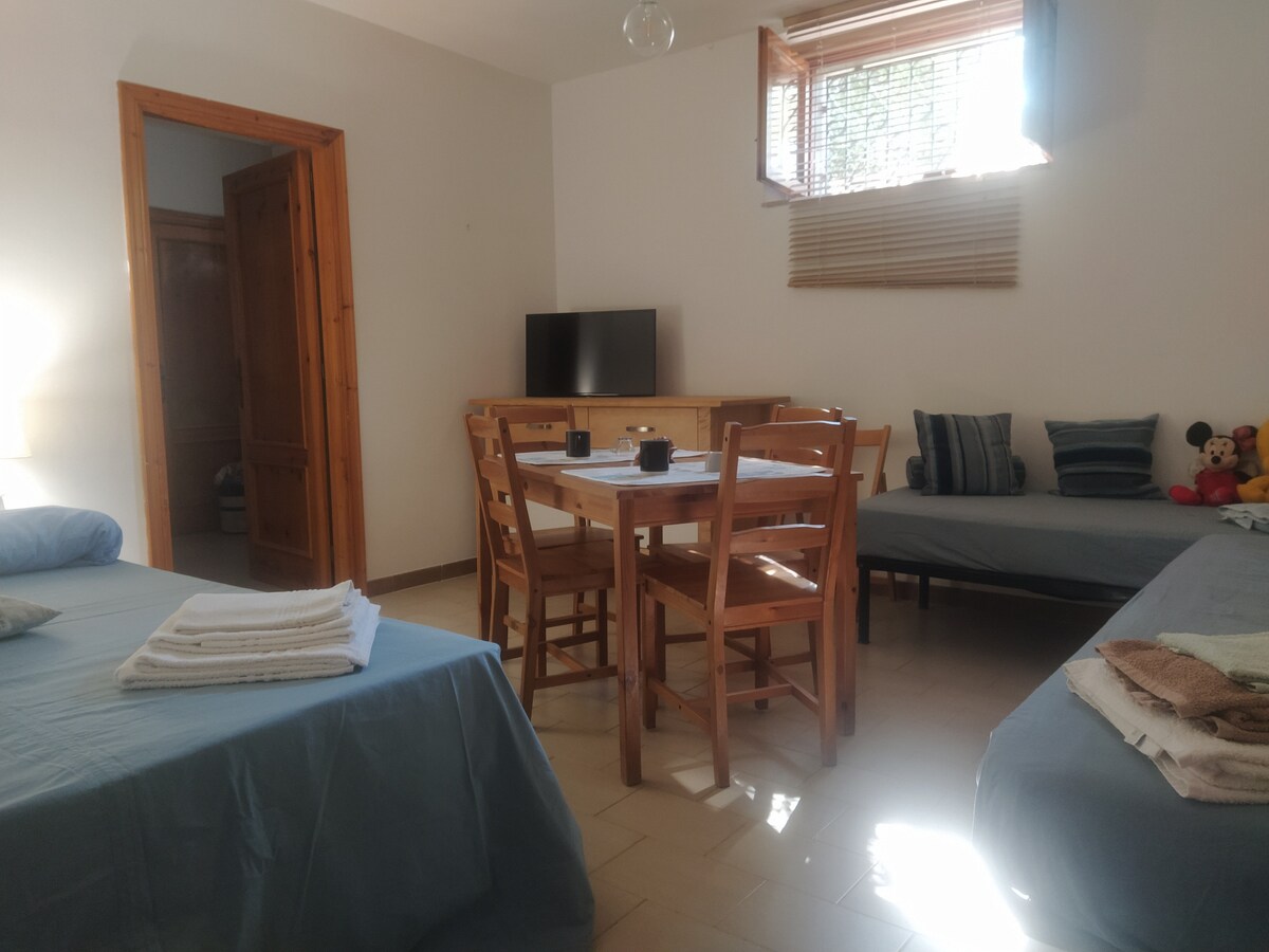 SPÁLŇA S DVOMA SAMOSTATNÝMI LÔŽKAMI A JEDNOU SAMOSTATNOU POSTEĽOU A POLOVIČNOU POSTEĽOU