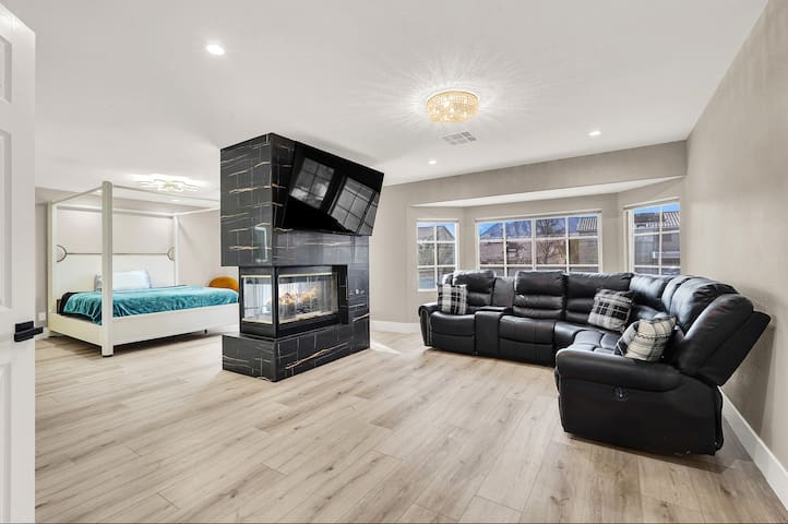 Luxe 5BR Home w/ Pool, BBQ, EV Charger Near Strip! gallery image 2