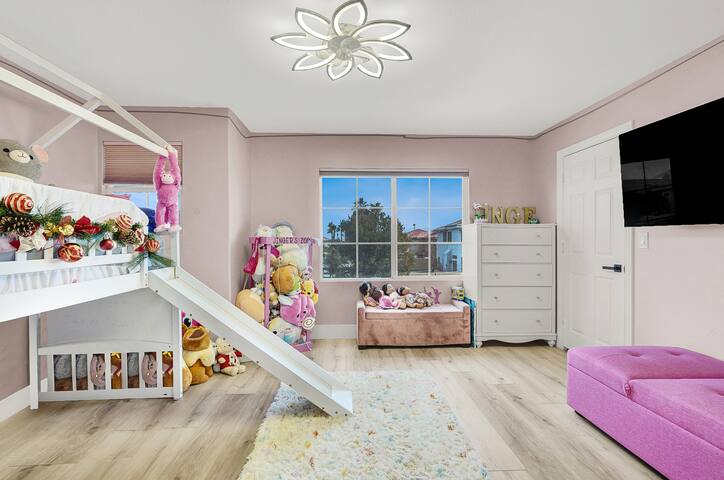 Luxe 5BR Home w/ Pool, BBQ, EV Charger Near Strip! gallery image 3