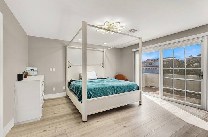 Luxe 5BR Home w/ Pool, BBQ, EV Charger Near Strip! gallery image 4