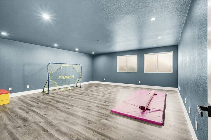 Luxe 5BR Home w/ Pool, BBQ, EV Charger Near Strip! gallery image 5