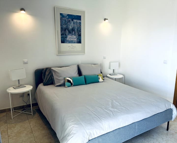 Glavna spavaća soba s bračnim krevetom, 2 ormara, privatnom kupaonicom i velikim balkonom okrenutim prema jugu.