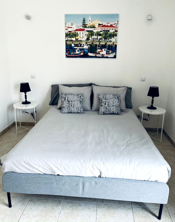 Svijetla spavaća soba s bračnim krevetom, ugradbenim ormarom, kupaonicom i velikim privatnim balkonom.