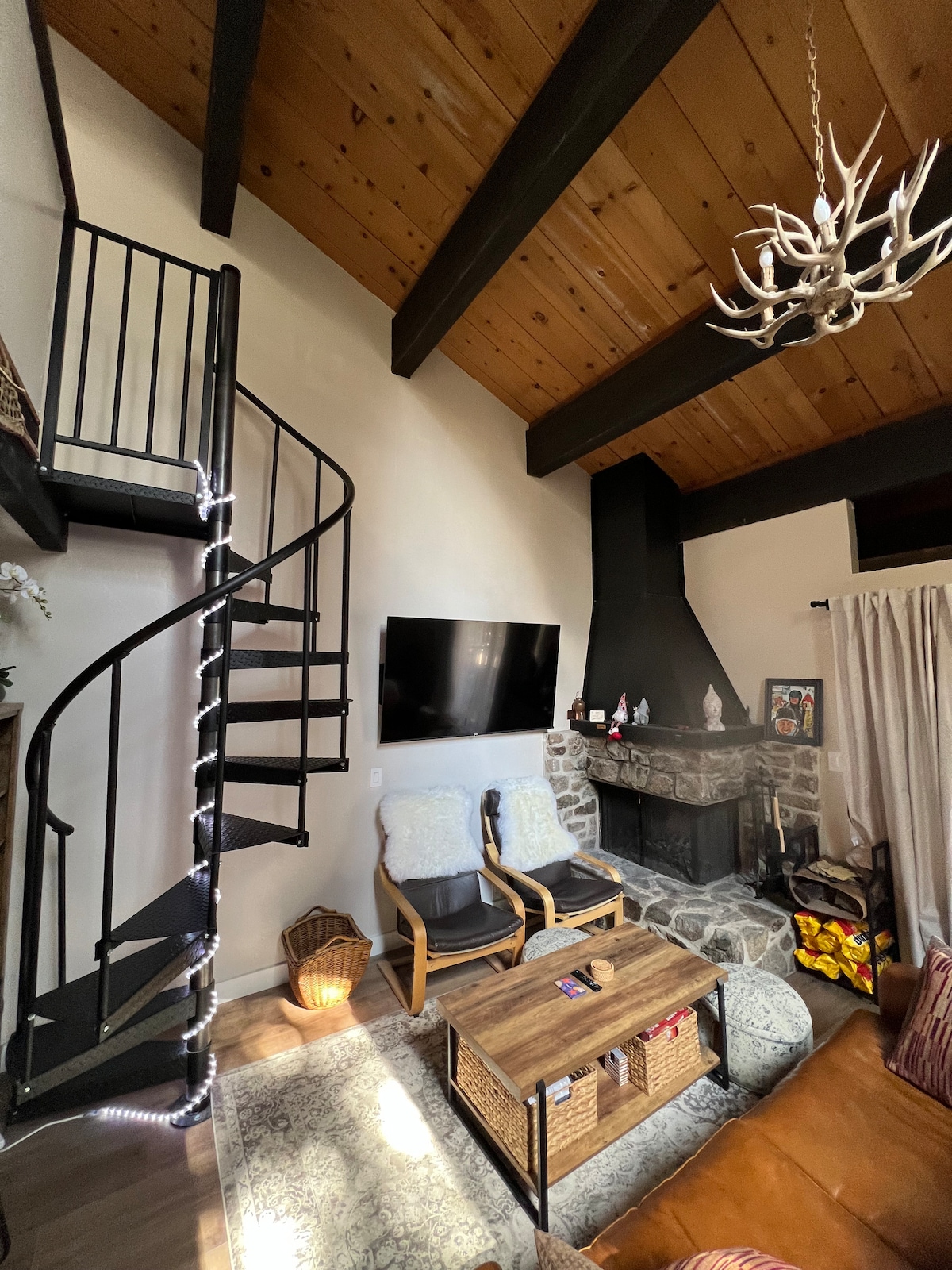 Popular Airbnb listing: Beautiful 3 bed plus loft/2 bath condo in Kings Beach