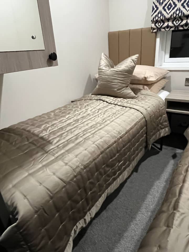 Два тесни единечни кревета со големина на караван. Тепих во текот на целиот период. 