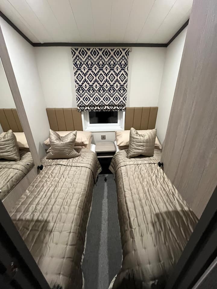 Два тесни единечни кревета со големина на караван. Целосно покриени со тепих. 