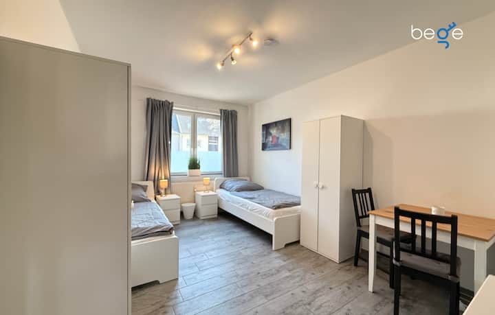 חדר שינה 2 עם שתי מיטות יחיד, פינת ישיבה וטלוויזיה חכמה 