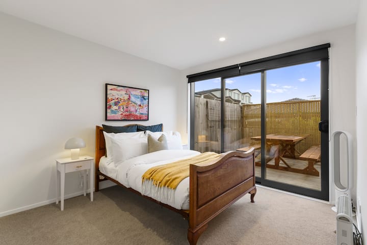 La camera da letto al piano terra ha un tavolo fuori dalle porte scorrevoli del ranch.