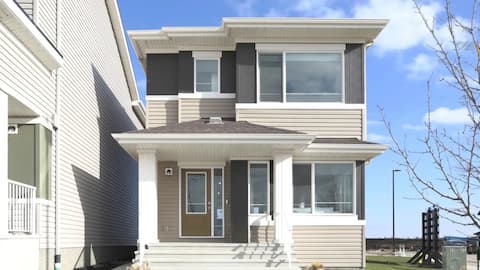 Modern Show Home|3BD Sleeps 7|AC | Family-Friendly