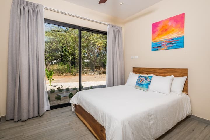 Segundo dormitorio con cama tamaño queen y TV. 