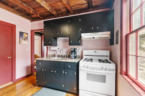 Top Airbnb: 2 BR Near Ferry • Free Parking in North Shore