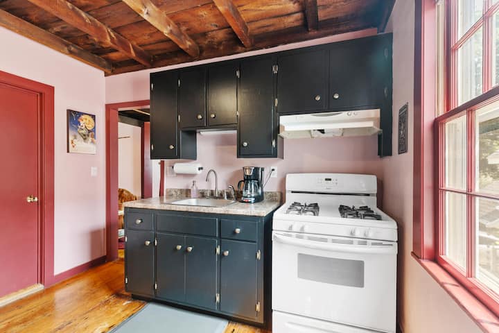 2 Br Near Ferry • Free Parking - Salem, MA