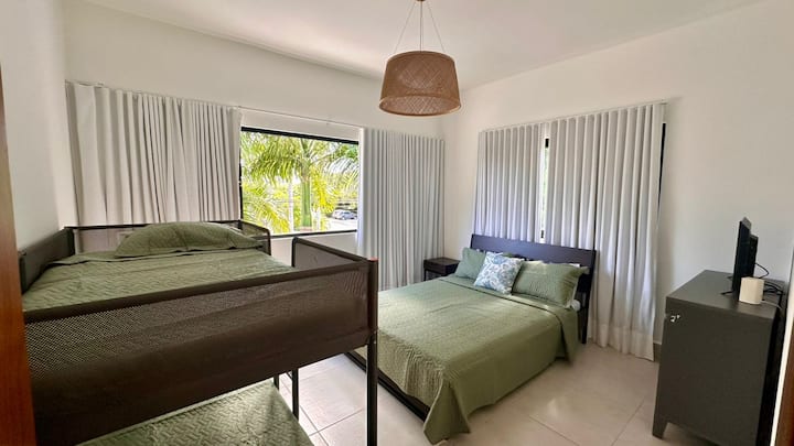 Chumba cha kulala cha tatu. Kiyoyozi.  Kitanda aina ya Queen na kitanda cha ghorofa cha ukubwa wa tween.  Hulala 4.  

Bafu la kujitegemea na kabati kubwa.