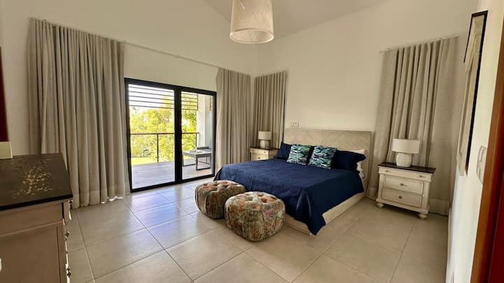 Chumba kikuu

Kitanda cha ukubwa wa kifalme, kiyoyozi, kabati lenye nafasi kubwa ya kuingia, bafu la kujitegemea lenye sinki mbili na roshani ya kujitegemea.  Sehemu iliyoundwa kwa ajili ya mapumziko kamili.