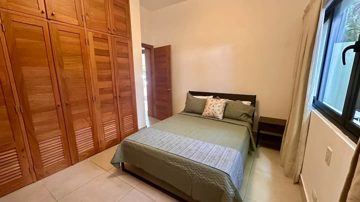 Chumba cha nne cha kulala, kilicho kwenye ghorofa ya kwanza.  Kiyoyozi. Kitanda cha malkia, hulala 2.