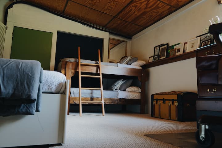 Druga spavaća soba ima još jedan bračni krevet i krevet na kat te radni stol.