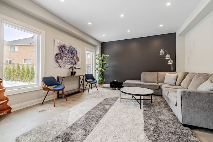 Primary Bedroom In Luxury Richmond Hill Home - Aurora