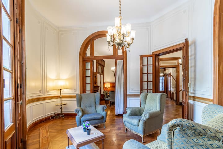 Three-storey mansion in Recoleta with private jacuzzi and sauna