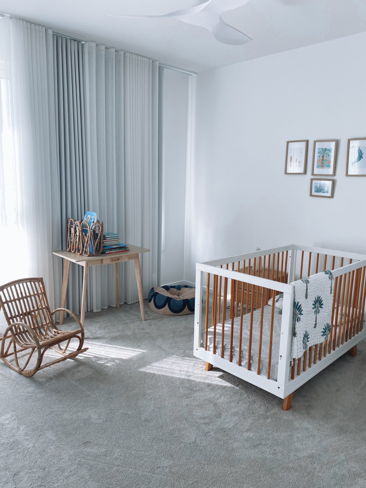 חדר שינה עם מיטת תינוק/פעוט