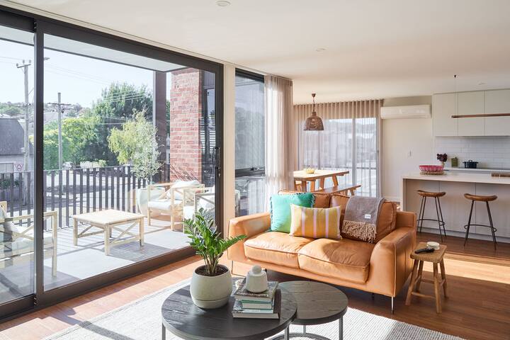 Light-Filled City Escape, Walk to Cafés + Parking gallery image 3