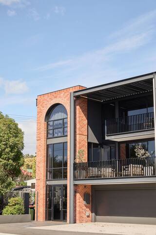 Light-Filled City Escape, Walk to Cafés + Parking gallery image 2