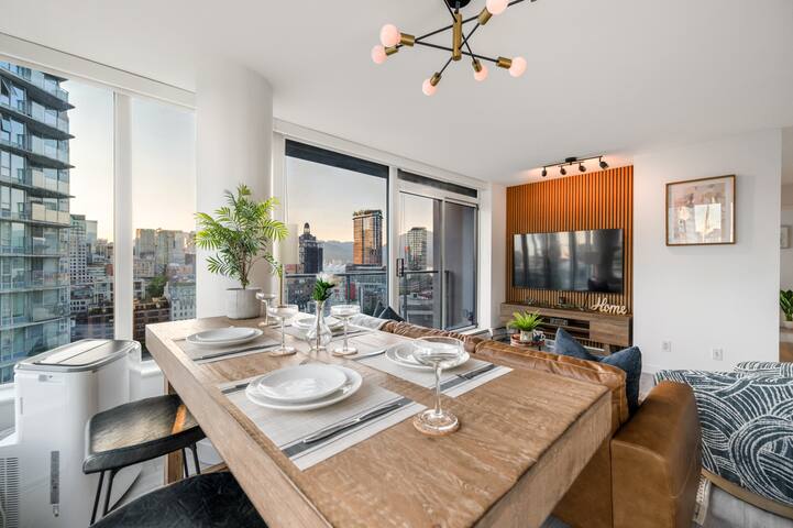 DT Luxury Apt. w/ Free Parking | Pool | HotTub gallery image 3