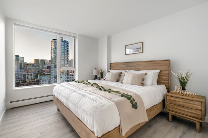 DT Luxury Apt. w/ Free Parking | Pool | HotTub gallery image 5