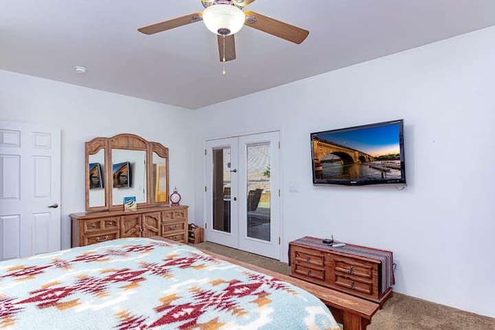 Disfruta de una cama tamaño king, TV inteligente, vestidor y puertas francesas que conducen al exterior.