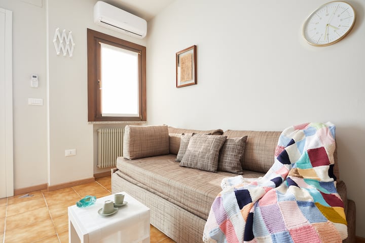 Dhomë ndenjjeje me divan 3 vendësh dhe kondicioner elektrik