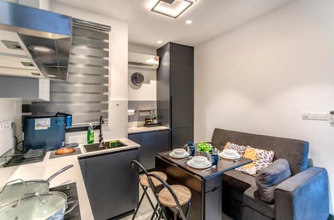 High Floor Modern 2BR @ Neu Suites #iNSA303