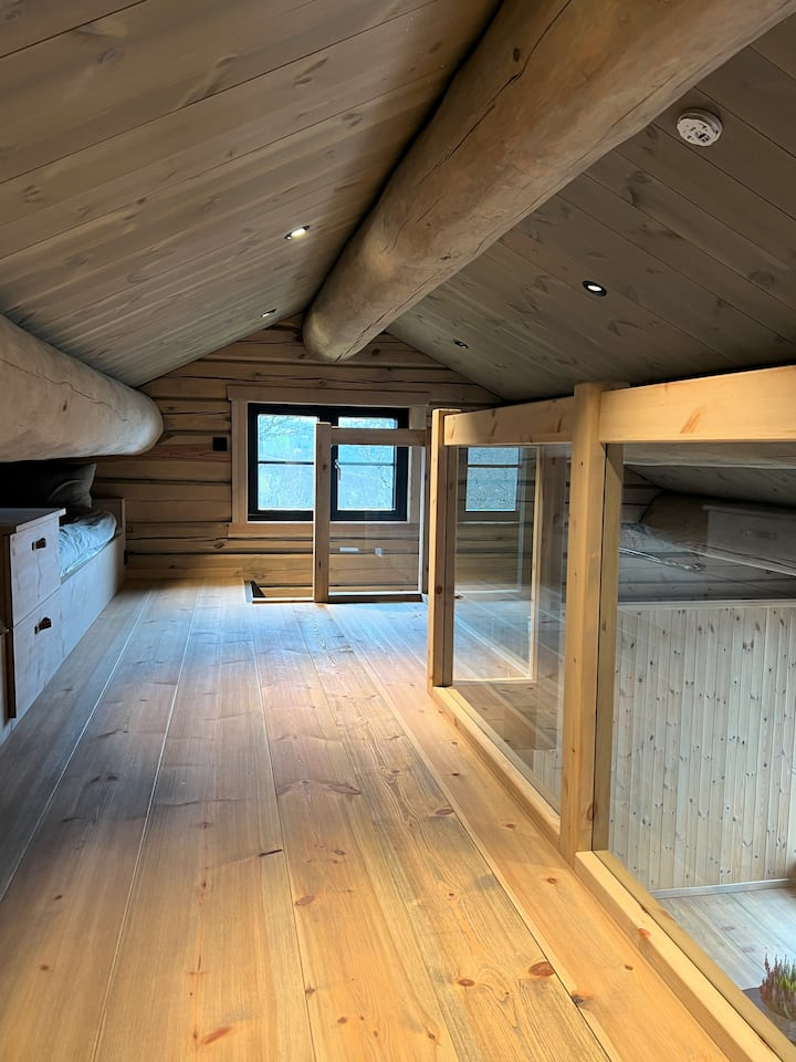 Il y a deux chambres à coucher dans l'annexe. 
Voici 2 lits de 90x200 sur la gauche de la photo et des escaliers menant au séjour.
Plus à l'intérieur se trouve la chambre d'auberge avec 4 lits.