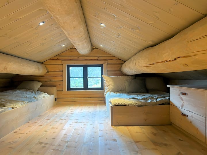 Il y a deux chambres à coucher dans l'annexe. 
Ici, il y a 1 lit 150x200 sur la droite de la photo et sur le côté gauche de la photo, il y a 2 lits 90x200.

Le linge de lit n'est pas fourni, mais il peut être loué pour 150 NOK par ensemble.