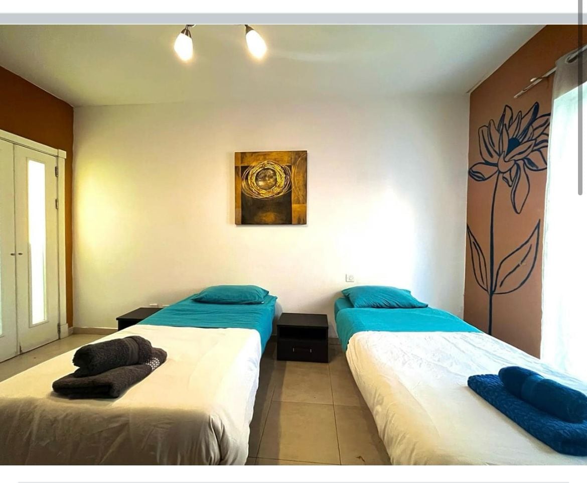 R1. Bright Double Bedroom with Exclusive Bathroom