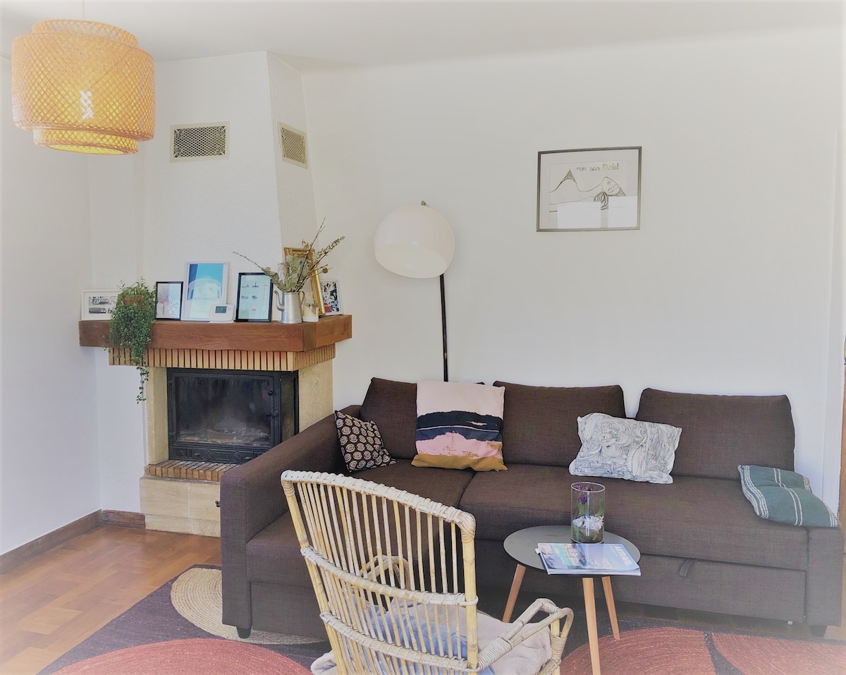 Successful Airbnb property: * Charming quiet 3-bedroom apartment - Cozy & Comfortable * in Croix De Pierre / Route D'espagne