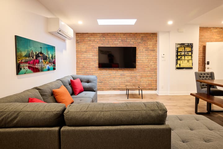 Free Parking-Walk Score 96| 65″ TV | W/D | AC