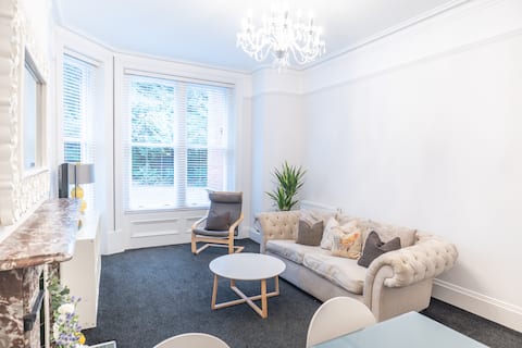 3 bed, gf beachside apartment+parking+garden