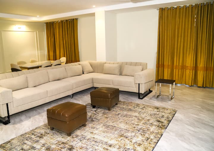 Salon contemporain avec mobilier beige clair