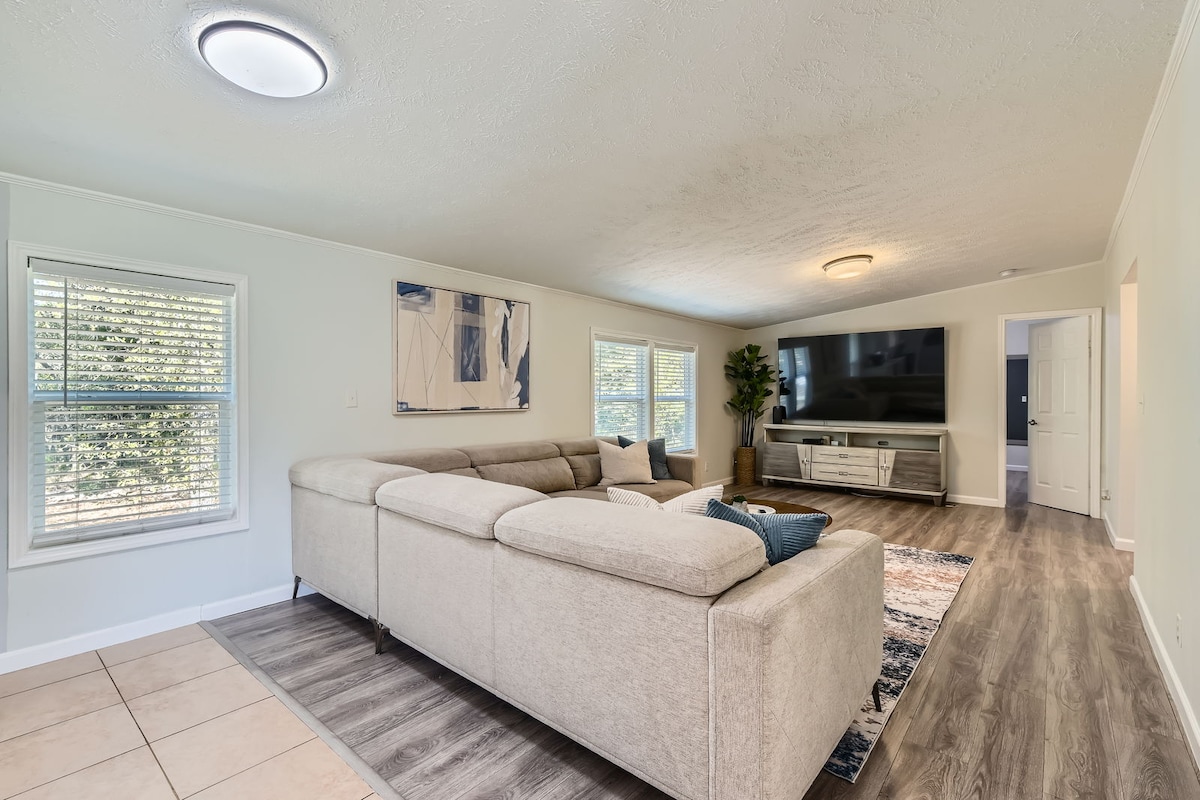 Top Airbnb: The Palm Hideaway Oasis | Pool + Hot Tub +Spacious in Briarcliff
