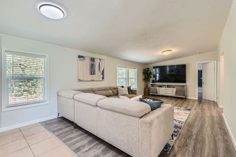Top Airbnb: The Palm Hideaway Oasis | Pool + Hot Tub +Spacious in Briarcliff