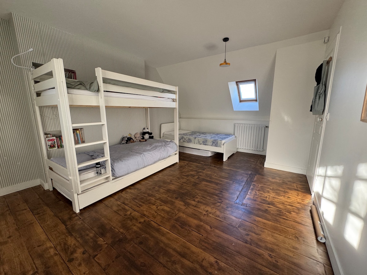 מיטת קומותיים מתחת למיטה השלישית.
חדר שינה בקומה העליונה
