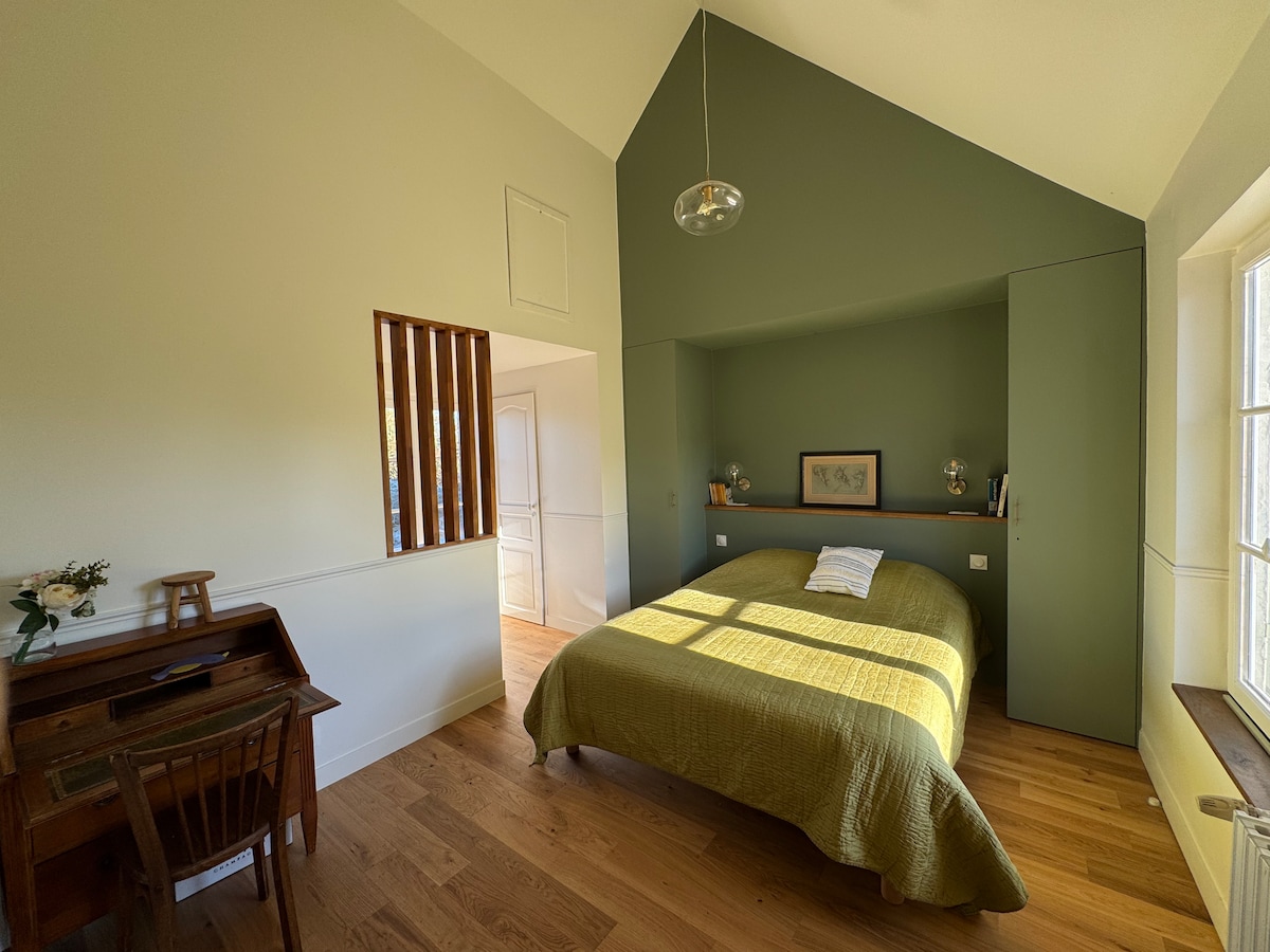 חדר שינה עם מקלחת פרטית, כיור ושירותים. 
מיטה 160x200
החדר ממוקם בקומת הקרקע 