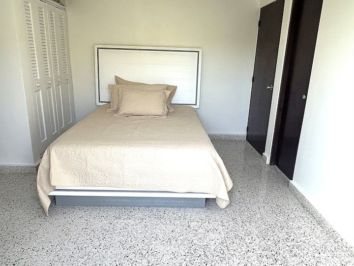 Plyšová manželská posteľ veľkosti Queen