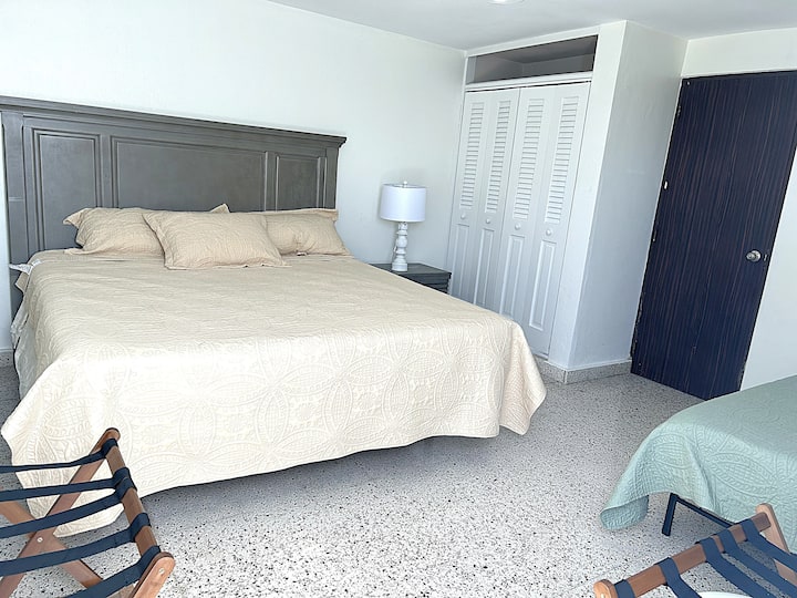 Manželská posteľ a dve samostatné postele 